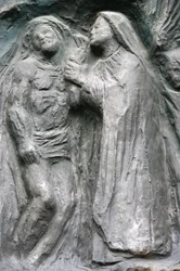 Escultura de la puerta de Notre Dame en la iglesia de Saint-Pierre de Montmartre: Jesús es bajado de la cruz, París, Francia