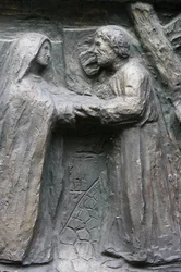 Escultura de la puerta de Notre Dame en la iglesia de Saint-Pierre de Montmartre: Jesús se encuentra con su madre en la Vía Dolorosa, París, Francia