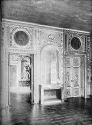 Salón, con la puerta abierta hacia el comedor - Hôtel Lauzun, 1903