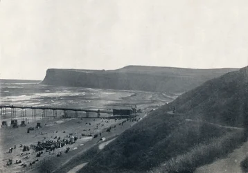 Saltburn - Vista de los acantilados, la playa y el muelle, 1895