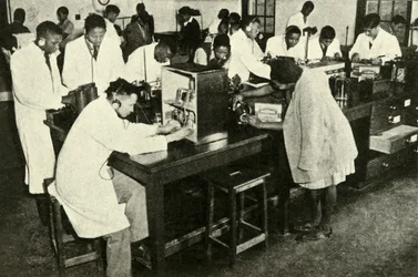 Escenas en un colegio nativo - Estudiantes en el laboratorio de física