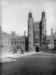Patio de la escuela y Torre de Lupton, 1926