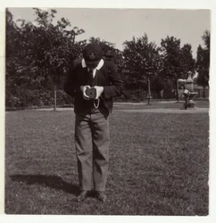 Escolar tomando una fotografía, c. 1905