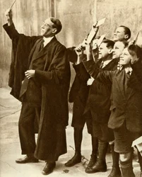 Escolares y maestro observando un eclipse solar, Gran Bretaña, 1921, 1935