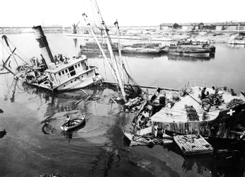 Barco hundido en el puerto de Marsella, Francia, c1945-1949