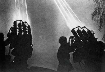 Operadores de reflectores preparándose para un bombardeo nocturno, Moscú, 1941