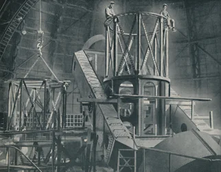 Sección por sección se monta la enorme estructura de acero del cilindro de Hooker, c. 1935