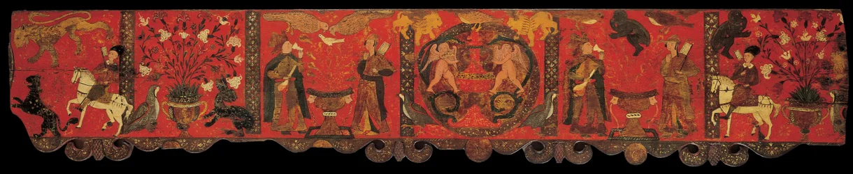 Sección de paneles de madera con pintura decorativa