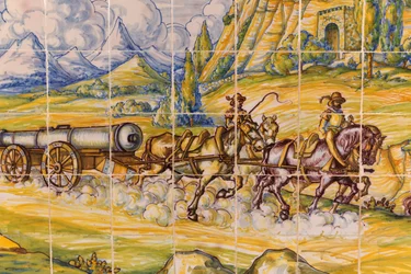 Segovia, Provincia de Segovia, España. Pintura de azulejos moderna de una pieza de artillería del siglo XVI tirada por caballos.