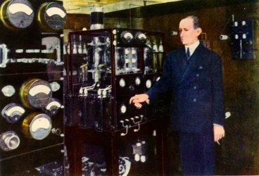 Senador Marconi en la sala inalámbrica de su yate