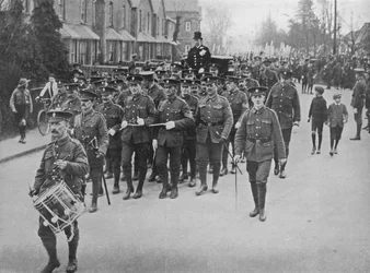 Sargentos tirando del coche nupcial desde la iglesia, 1915