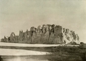 Borde dentado del glaciar al sur del Cabo Borne, Isla Ross, c1908, 1909