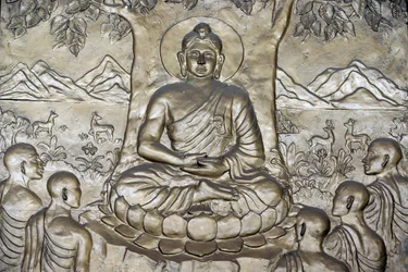 Buda Shakyamuni predicando el sermón - la rueda de la ley - a sus cinco discípulos. Ciudad Ho Chi Minh, Vietnam