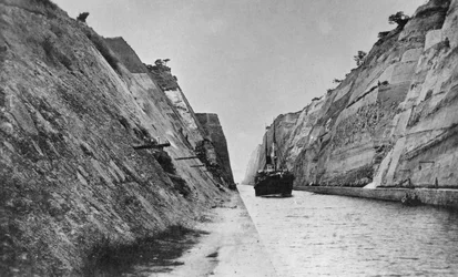 Barco pasando por el Canal de Corinto, Grecia, finales del siglo XIX o XX