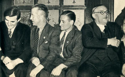 Compañeros de barco en tierra. John G. Winant, Ernest Bevin, con marineros mercantes, 1942