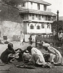 Herrando un buey, India, c1927-c1929
