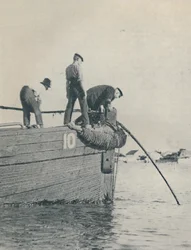Extremo de la costa de un cable submarino generalmente se coloca desde una barcaza, 1937