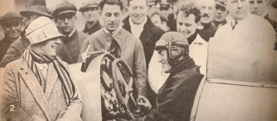 Mostrando el mecanismo de conducción a espectadores interesados, c1927, 1935