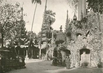 Santuarios en la Pagoda Shwe Dagon, Rangún, 1900