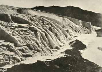 Lado del glaciar Ferrar. Figura de hombre en la esquina inferior izquierda, c. 1908, 1909