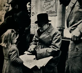 Firmando autógrafos en el norte del país, c1945