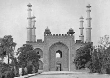 Sikandra. Puerta de la tumba de Akbar, c1910