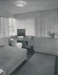 Líneas simples y prácticas caracterizan este dormitorio, 1942