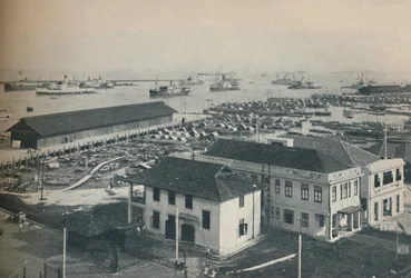 El puerto de Singapur está siempre abarrotado de embarcaciones de muchos tipos y nacionalidades, 1937