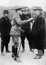 Sir Douglas Haig enfatiza un punto en el frente, Francia, Primera Guerra Mundial