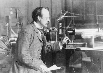 Sir Joseph John Thomson, físico e inventor, 1900