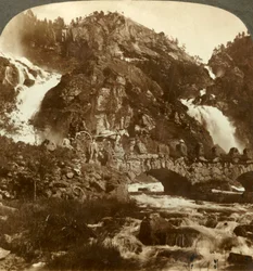 Skarafos y Lotefos saltando sobre rocas, Noruega Occidental, c1905