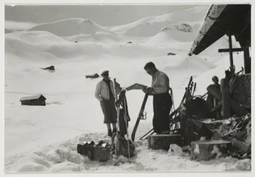 Esquiadores fuera de un chalet, c 1930