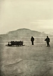 Deslizándose en la barrera antes del regreso del sol, c1908, 1909