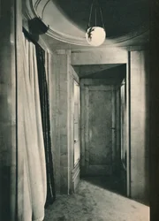 Pequeño vestíbulo con armarios en sicomoro blanco, c1925