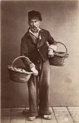 Pequeños oficios: retrato de una vendedora de pescado, cestas cargadas de pescado.