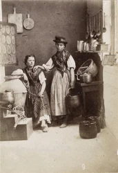 Pequeños oficios: retrato de dos mujeres llevando agua en una cocina. Impresión del siglo XIX en cartón Dim. 6x8,3 cm