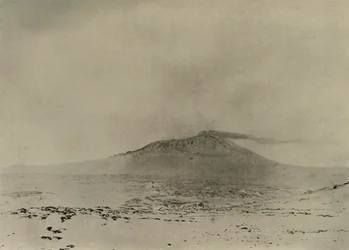 Humo saliendo del cráter del Erebus, c1908, 1909