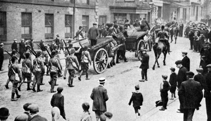 Soldados escoltando carros de carbón durante la huelga, Sheffield, c1920