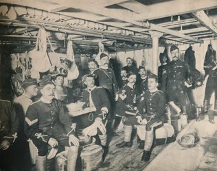 Soldados en una cabina de un transporte, c1900