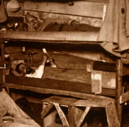 Soldados en literas de madera, c1914-c1918