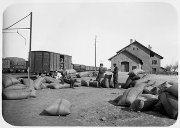 Soldados de la Legión Extranjera Francesa en un patio ferroviario, Siria, siglo XX