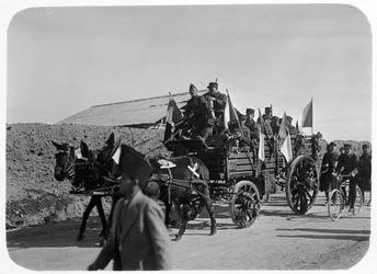 Soldados de la Legión Extranjera Francesa viajando en carro, Siria, siglo XX