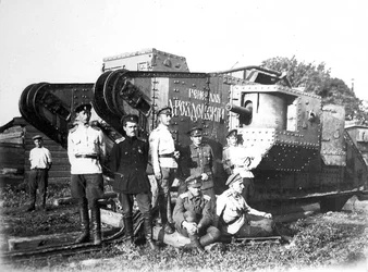 Soldados del Ejército Voluntario frente al tanque General Drozdovsky, 1919