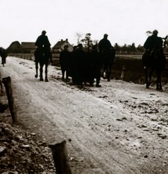 Soldados en una carretera, c. 1914-c. 1918