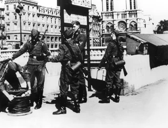 Soldados con un cable telefónico en el Pont St Michel, París, junio de 1940