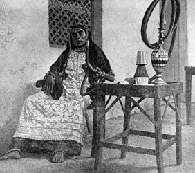Mujer somalí fumando una pipa de agua, Adén, 1922