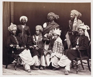 Hijos de Nowroz Khan con asistentes, c. 1878