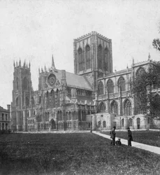 Vista sureste de la Catedral de York, Yorkshire, finales del siglo XIX o principios del XX