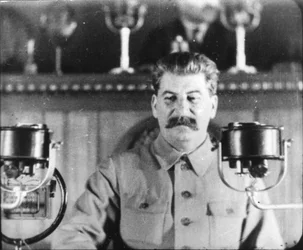 El líder soviético Josef Stalin dando un discurso en el Congreso del Partido Comunista, años 1930