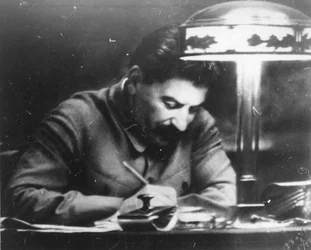 Líder soviético Josef Stalin en su estudio del Kremlin, Moscú, URSS, 1935